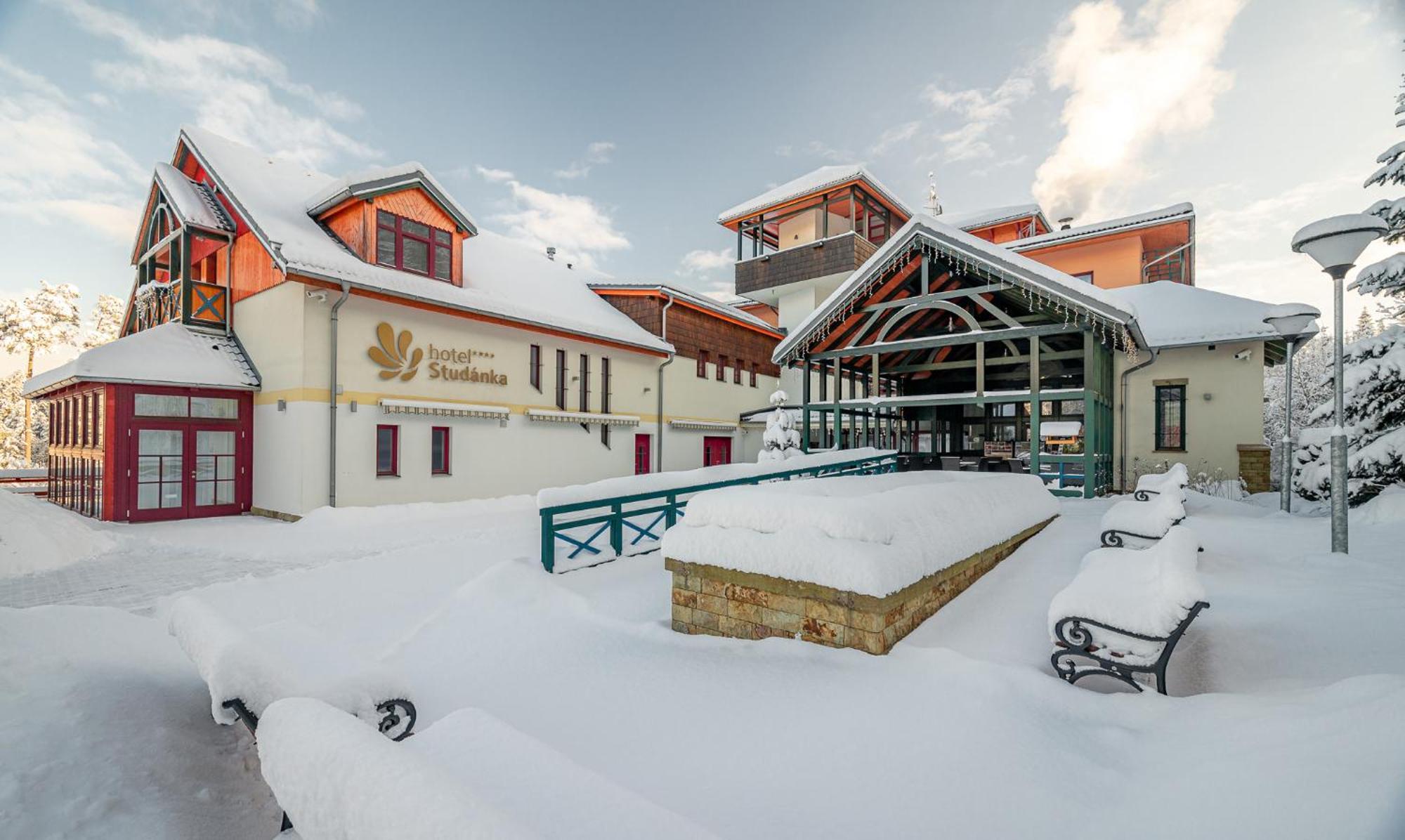 Hotel Studanka リフノフ・ナト・クニェジュノウ エクステリア 写真